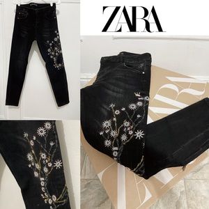 Zara Embroidered denim jeans size US 6